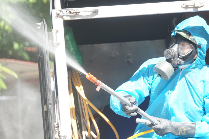 Lực lượng bộ đội Hoá học của Quân khu 1 phun hóa chất khử khuẩn để giúp Bắc Giang sớm bước vào giai đoạn bình thường mới Ảnh: Đức Anh