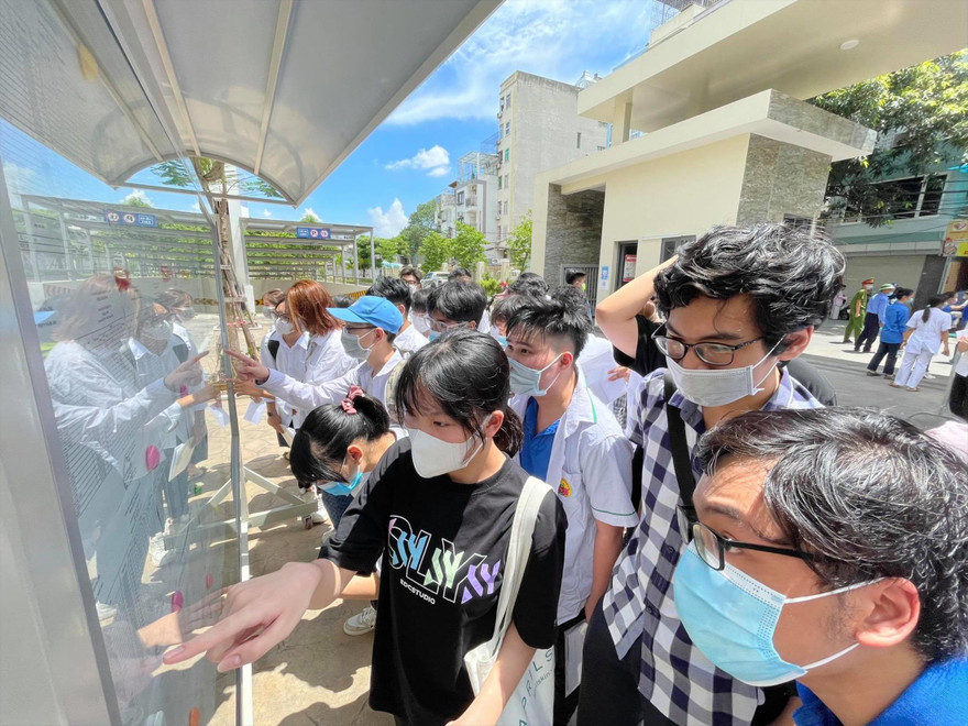 Thí sinh xem sơ đồ phòng thi tại điểm thi Trường THCS Khương Đình, Hà Nội ngày 6/7Ảnh: Như Ý