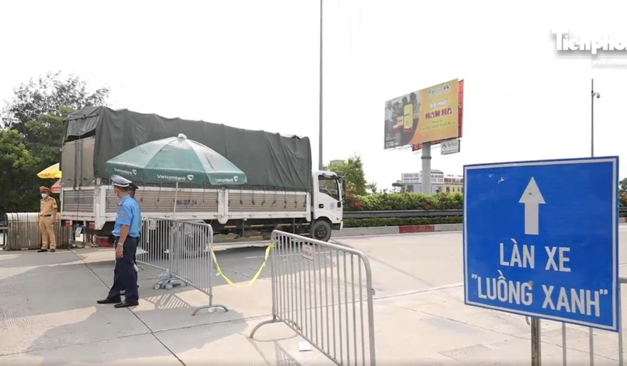 “Luồng xanh” dành cho phương tiện vào Hà Nội nhưng rất ít xe được lưu thông qua Ảnh: anh Trọng