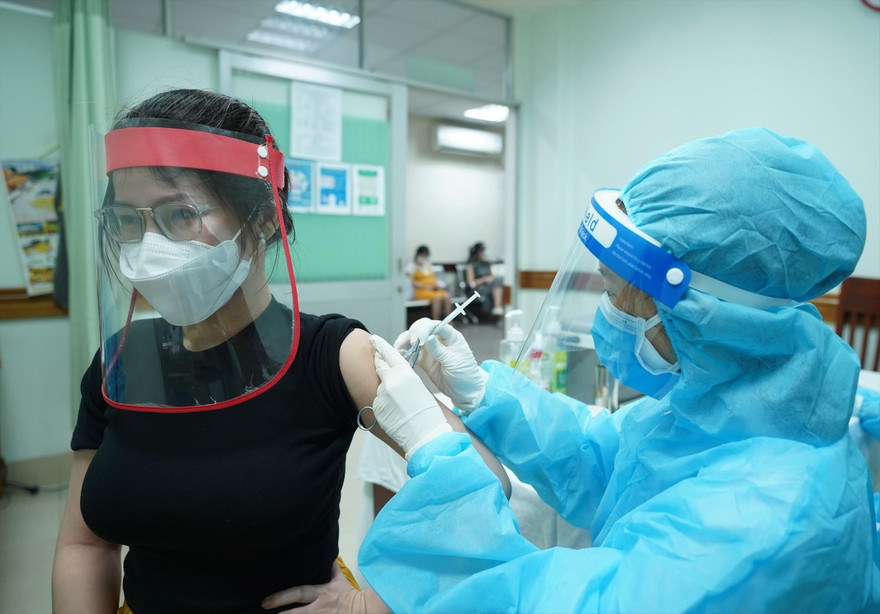 Tiêm vắc xin ngừa COVID-19 tại TPHCM