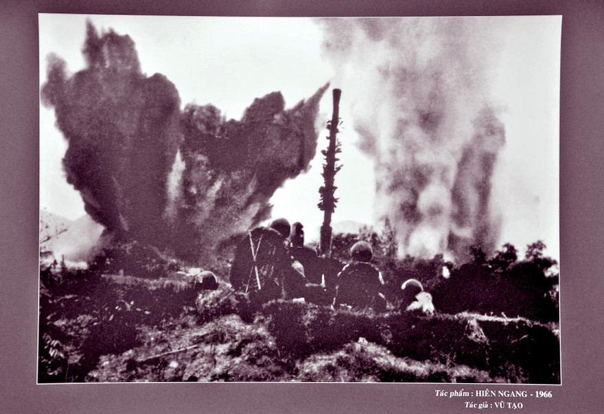 Hiên ngang! (Phủ Lạng Thương Bắc Giang, 1967). Bức ảnh đoạt giải thưởng Nhà nước về VHNT 2007 Ảnh: VŨ TẠO 