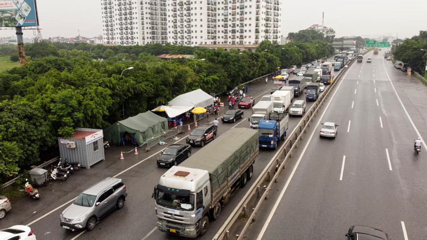 Hà Nội dừng toàn bộ các chốt kiểm soát dịch ở cửa ngõ. Ảnh: Mạnh Thắng 