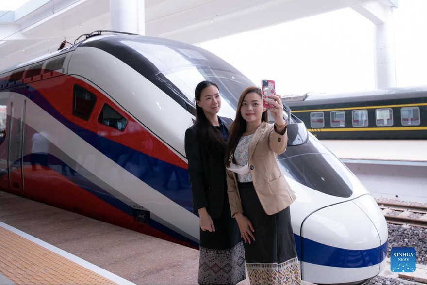 Tàu cao tốc Lane Xang chạy thử hôm 16/10. Ảnh: Xinhua