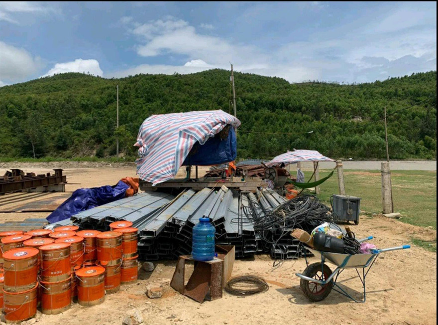 Mặc dù chưa được cấp đất, chưa được phê duyệt báo cáo đánh giá tác động môi trường nhưng chủ đầu tư đã cho xây dựng nhà máy, bất chấp cơ quan chức năng yêu cầu tạm dừng