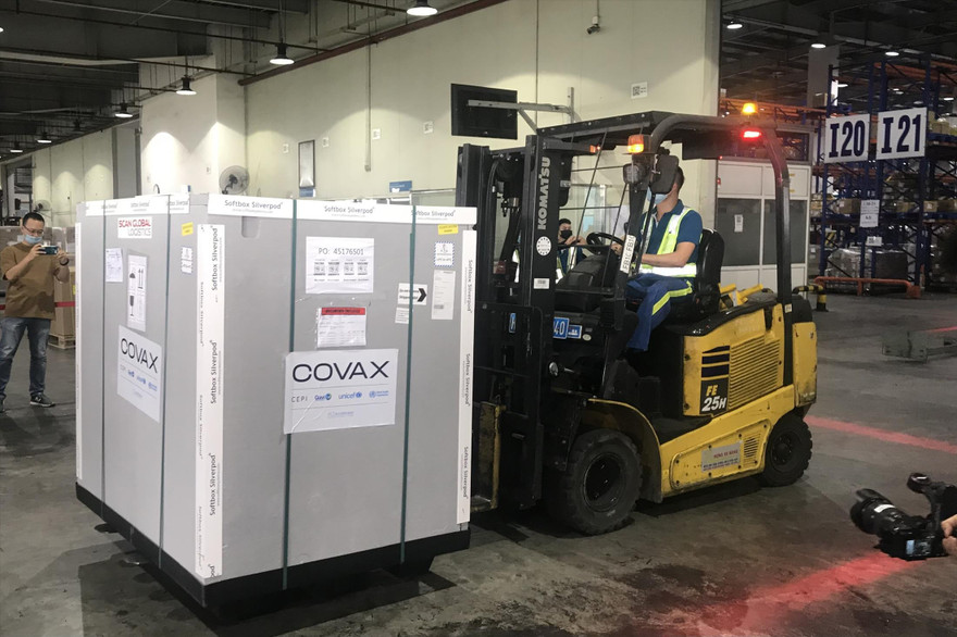 Những lô vắc-xin đầu tiên do COVAX viện trợ về tới Việt Nam sáng 1/4