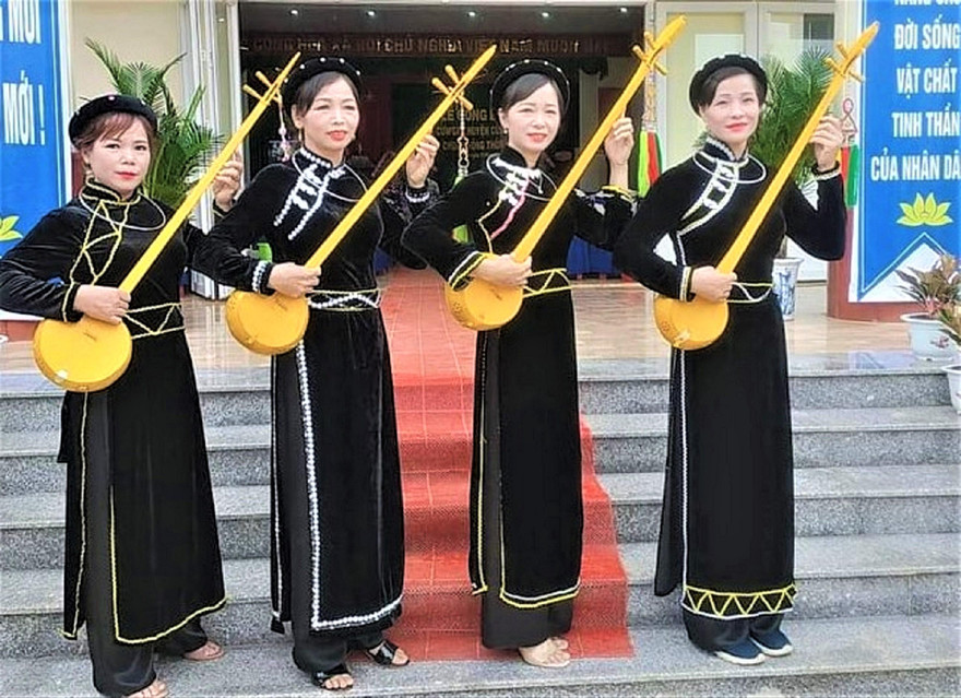 Chị Phương (thứ 2 từ phải sang) trong lần biểu diễn đàn tính, hát Then 