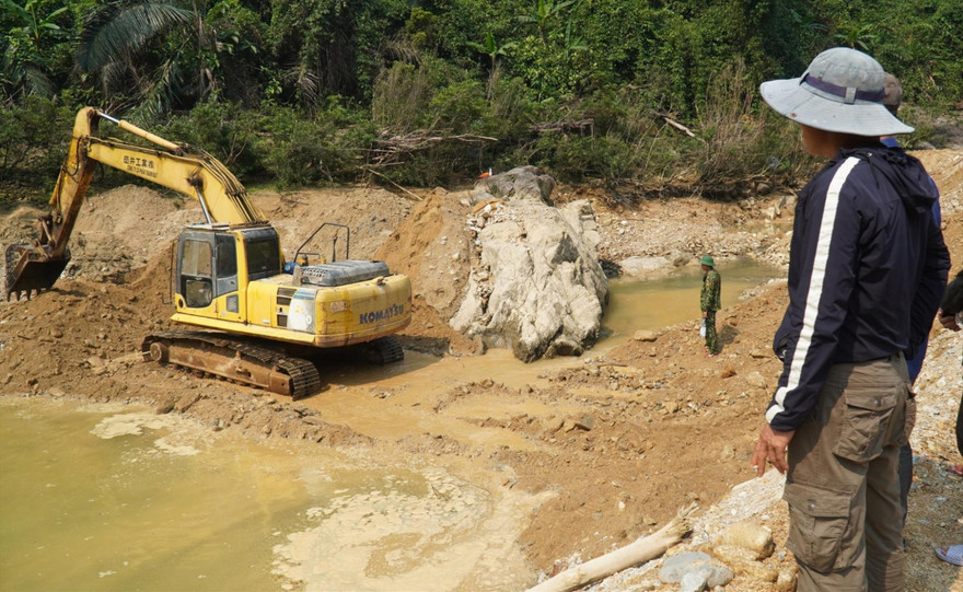 Người nhà nạn nhân Bùi Đức Thọ lên hiện trường trông ngóng con từng ngày