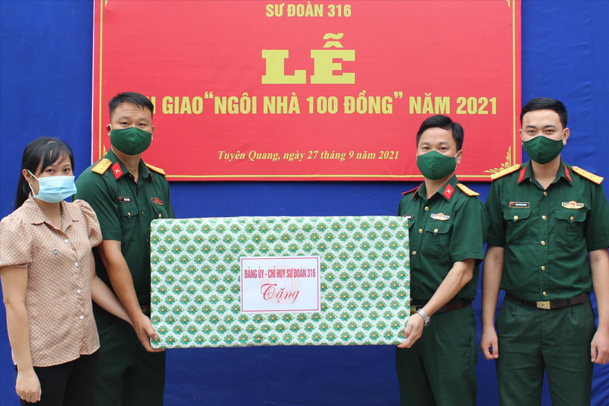 Sư đoàn 316, Quân khu 2 bàn giao nhà mới và tặng quà cho gia đình quân nhân có hoàn cảnh khó khăn 