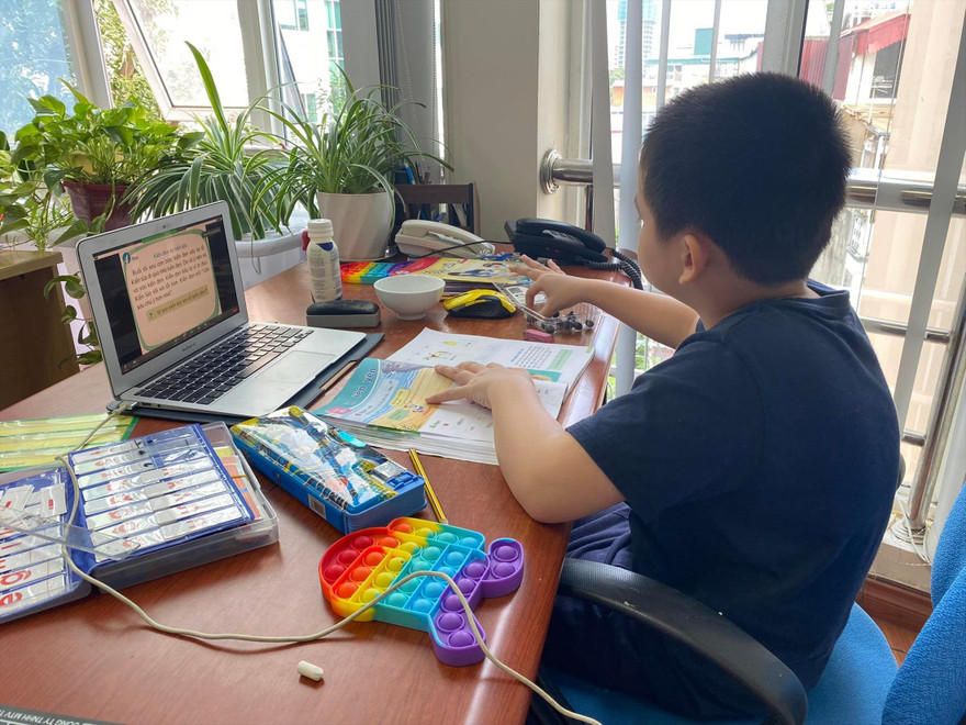 Năm học 2021-2022 chịu tác động bởi COVID-19, hàng chục địa phương vẫn phải dạy học trực tuyếnẢnh: Quỳnh Anh 