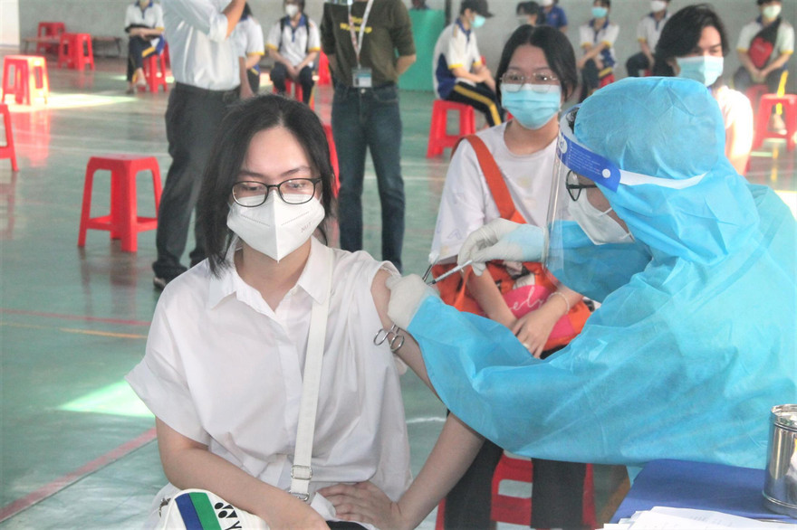 Tiêm vắc xin cho trẻ em tại một trường THPT ở Bình Dương 