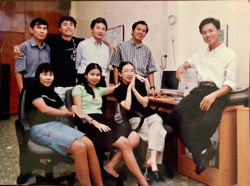 Những thành viên Hội bút Hương Đầu Mùa: Hà Nhân, Phạm Công Luận, Hải Miên, Dương Thuỵ, Phan Hồn Nhiên. Ảnh: Vũ Hải Sơn 