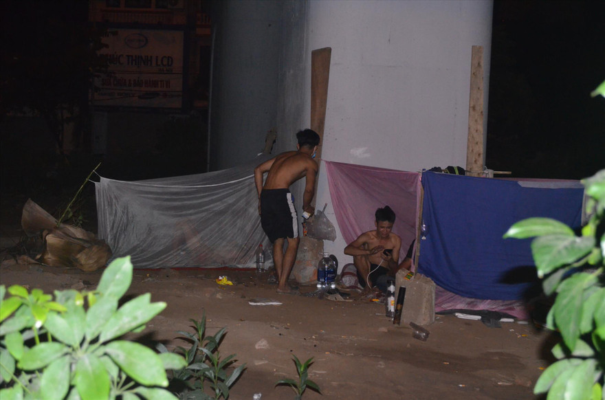 Anh Lô Văn Cà Huệ và nhóm bạn ngủ tại gầm cầu đường Vành đai 3 (chụp lúc vào tối 30/8/2021)