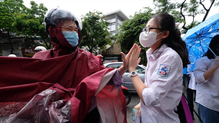 Thí sinh dự thi hai môn đầu tiên trong buổi sáng 12/6. Ảnh Mạnh Thắng