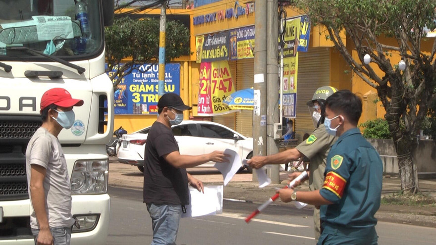 Các chốt kiểm soát dựng khắp các tuyến đường ở Đồng Nai, nông sản khó vận chuyển đến nơi tiêu thụ ảnh: Mạnh Thắng