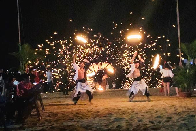 Hoạt động du lịch phục vụ du khách vào ban đêm ở Sailing Club Nha Trang. Ảnh: V.K 