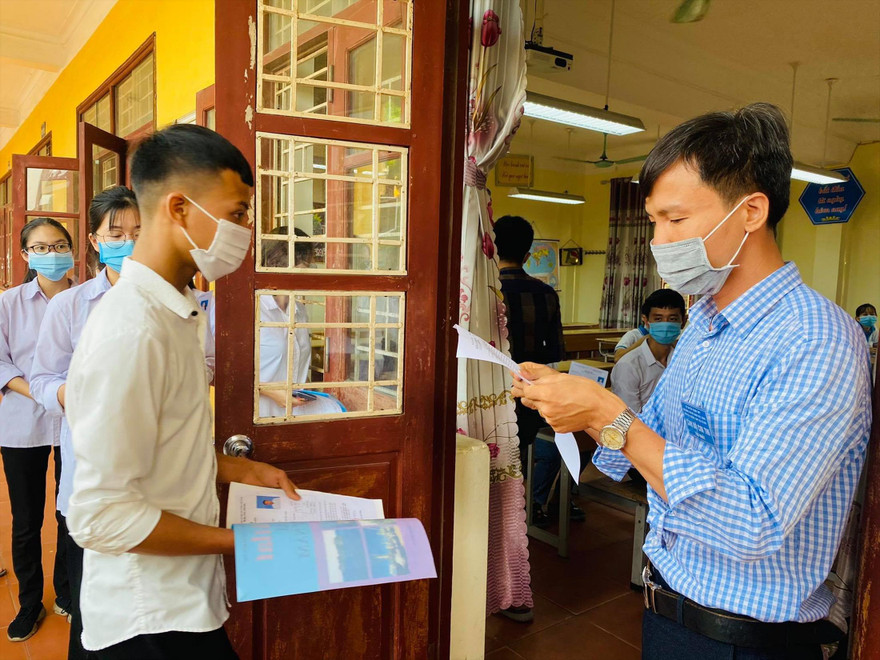 Thí sinh thi tốt nghiệp THPT 2020 trong bối cảnh có dịch COVID-19. Ảnh: Anh Minh 