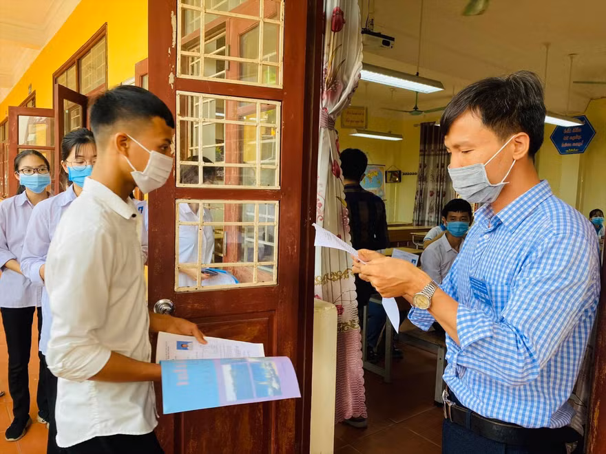 Thí sinh thi tốt nghiệp THPT 2020 trong bối cảnh có dịch COVID-19. Ảnh: Anh Minh 
