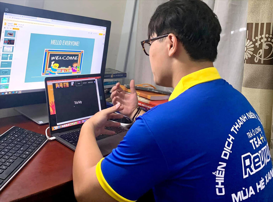 Dạy tiếng Anh và tuyên truyền kiến thức pháp luật là một trong những hoạt động tình nguyện của sinh viên ĐH Luật Hà Nội 