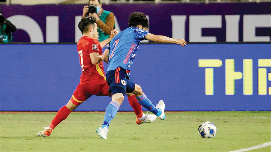 Hai cánh của đội tuyển Việt Nam, nơi Hồng Duy và Văn Thanh trấn giữ thường xuyên bị đối thủ tấn công tìm kiếm cơ hội ảnh: Mạnh Thắng 