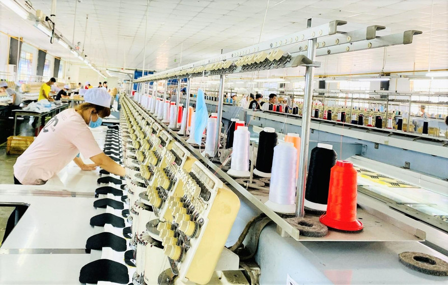 Công nhân làm việc trong doanh nghiệp “3 tại chỗ” ở Bình Dương. Ảnh: Hương Chi 