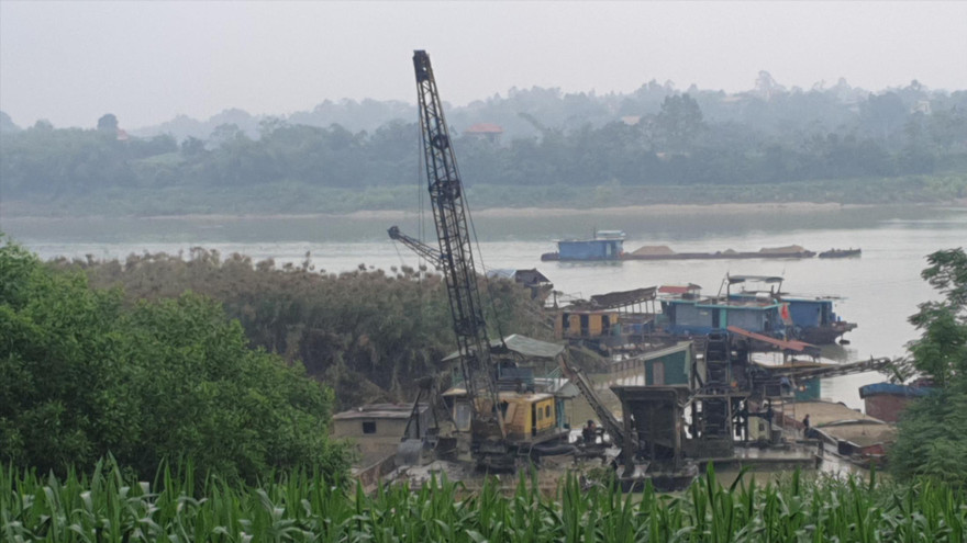 Nhiều tàu khai thác ngay sát vị trí đê đang sạt lở tại xã An Đạo (Phù Ninh) 