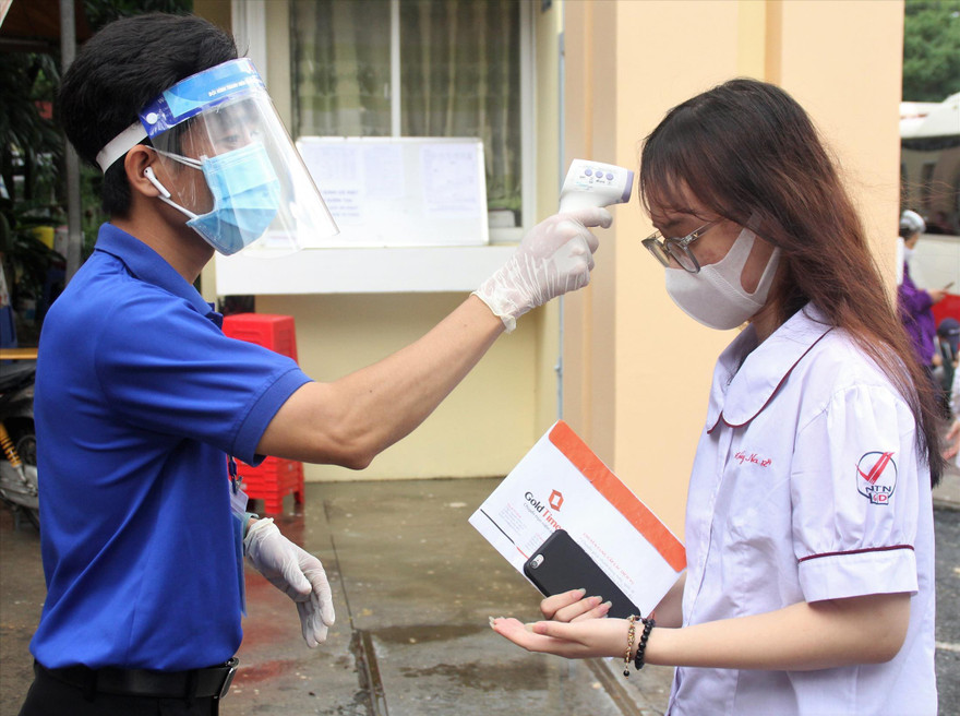 Kiểm tra thân nhiệt thí sinh. Ảnh: H.C 