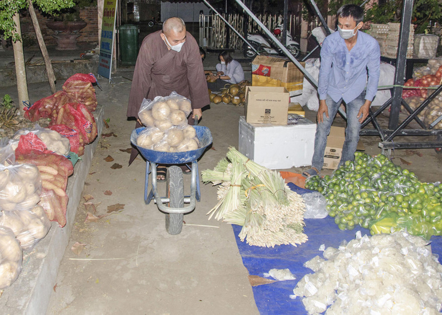 Đại đức Thích Giác Dũng vận chuyển và đóng gói hàng thiện nguyện gửi vào TPHCM
