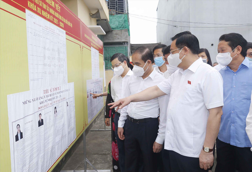 Chủ tịch Quốc hội đi kiểm tra công tác chuẩn bị bầu cử tại Tuyên Quang Ảnh: PV