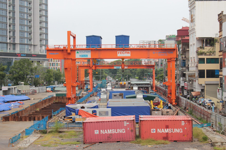 Các công trình ga thuộc dự án đường sắt đô thị Nhổn – ga Hà Nội sử dụng vốn vay nước ngoài đang bị dừng thi công 2 tháng nay do vướng mặt bằng. Ảnh: PV