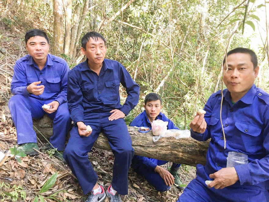 Thượng tá Nguyễn Văn Nam (giữa) cùng đồng đội nghỉ ngơi giữa rừng