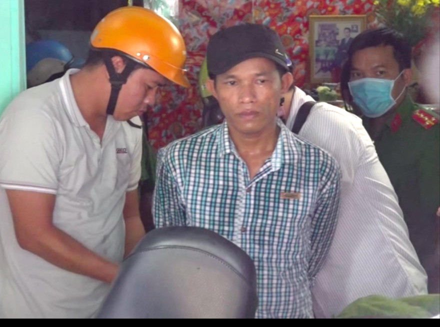 Đối tượng Sơn Thanh Tuấn (áo kẻ) lúc bị bắt