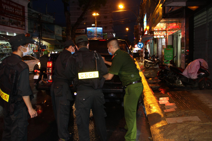 Cảnh sát thu giữ nhiều tài liệu sau cuộc khám xét tại nơi ở của các bị can