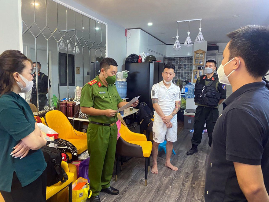 Cơ quan điều tra tống đạt các quyết định tố tụng với ông trùm Đỗ Ngọc Hà (áo trắng)