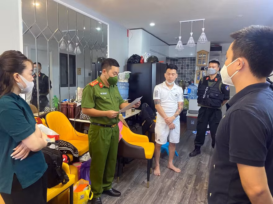 Cơ quan điều tra tống đạt các quyết định tố tụng với ông trùm Đỗ Ngọc Hà (áo trắng)
