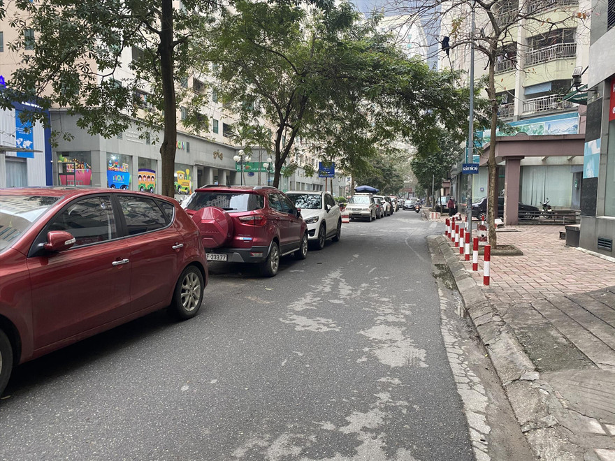 Ô tô đỗ trên đường nội bộ tại một khu chung cư ở Hà Nội vì tầng hầm quá tải