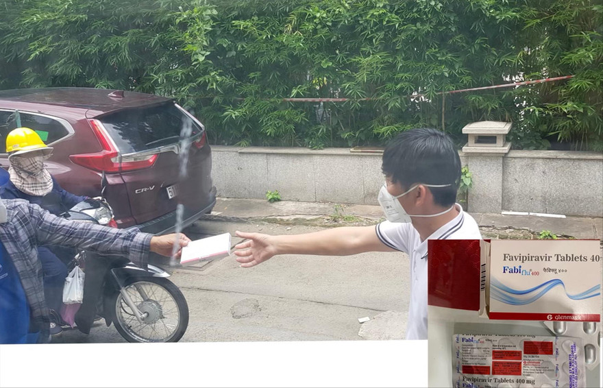 Một người tự nhận mình là nhân viên y tế giao thuốc Favipiravir và Molnupiravir cho phóng viên ảnh: PV