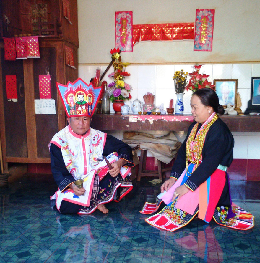 Thầy cúng (trái) nói về lễ cấp sắc 