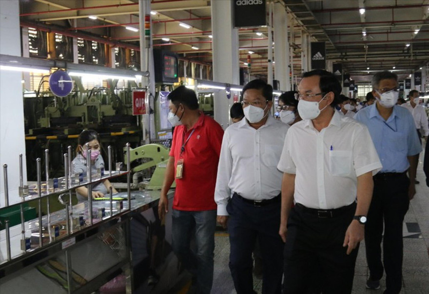 Bí thư Thành ủy Nguyễn Văn Nên kiểm tra công tác phòng chống dịch tại Công ty TNHH PouYuen Việt Nam chiều 9/11. Ảnh: LH 