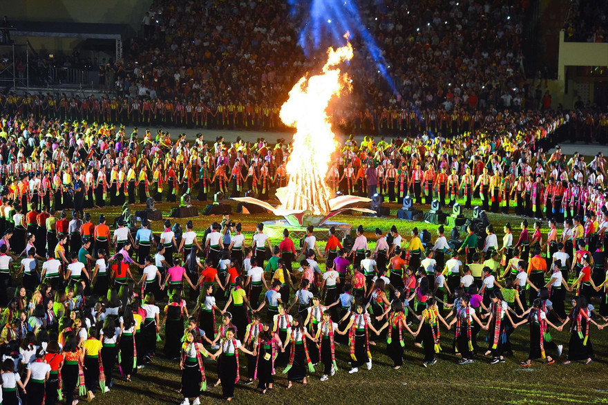 Màn Đại xòe kỷ lục từng gây tranh cãi Ảnh: NHẬT MINH 