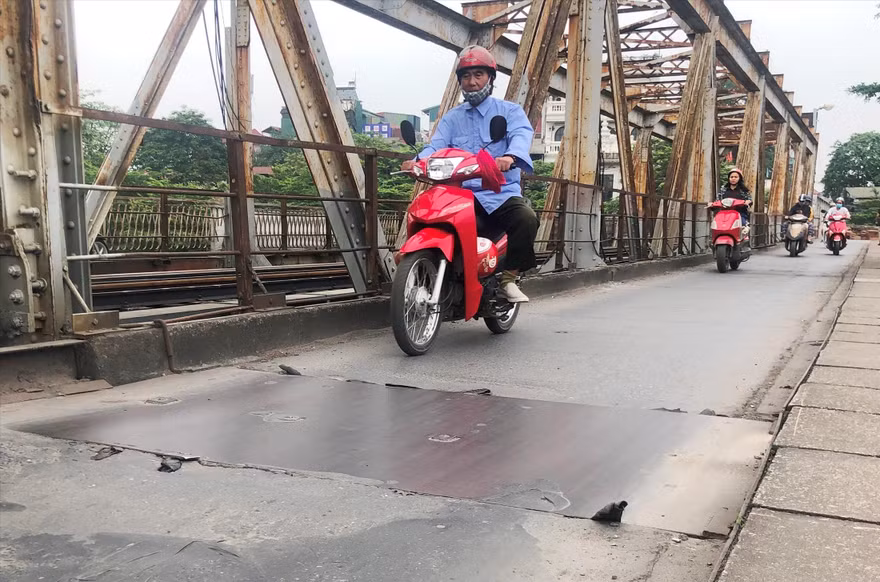 Mặt đường bộ cầu Long Biên đang bị thủng, phải đậy tấm thép
