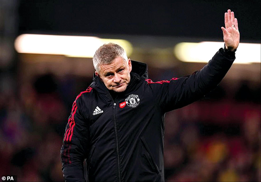Ole Solskjaer rời sân Old Trafford sau ba năm trắng tay