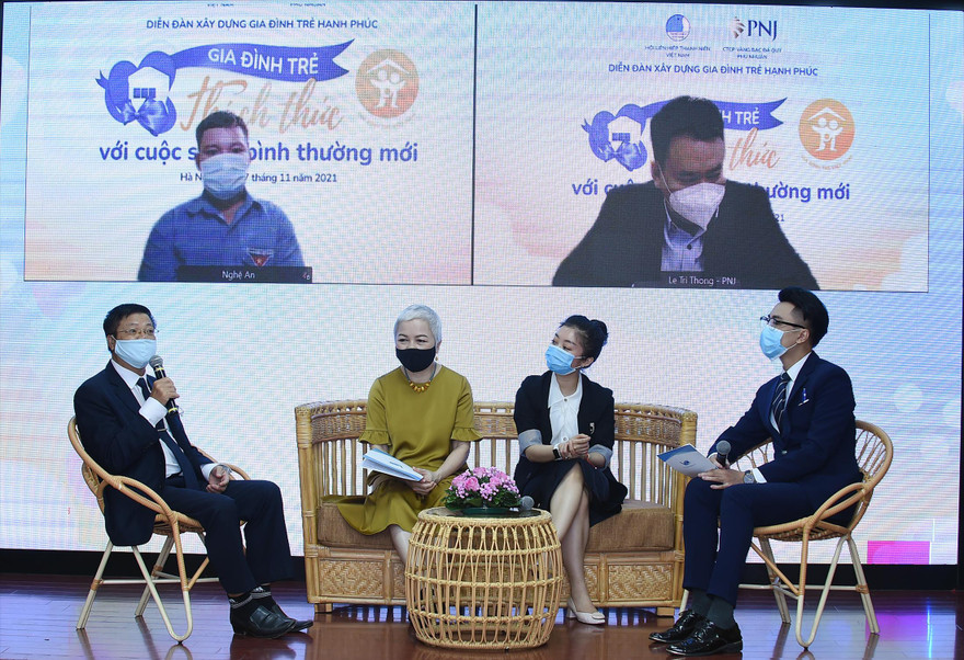 Các diễn giả từ trái qua: chuyên gia tâm lý Đinh Đoàn; TS Khuất Thu Hồng chia sẻtại diễn đàn. Ảnh: Xuân Tùng 