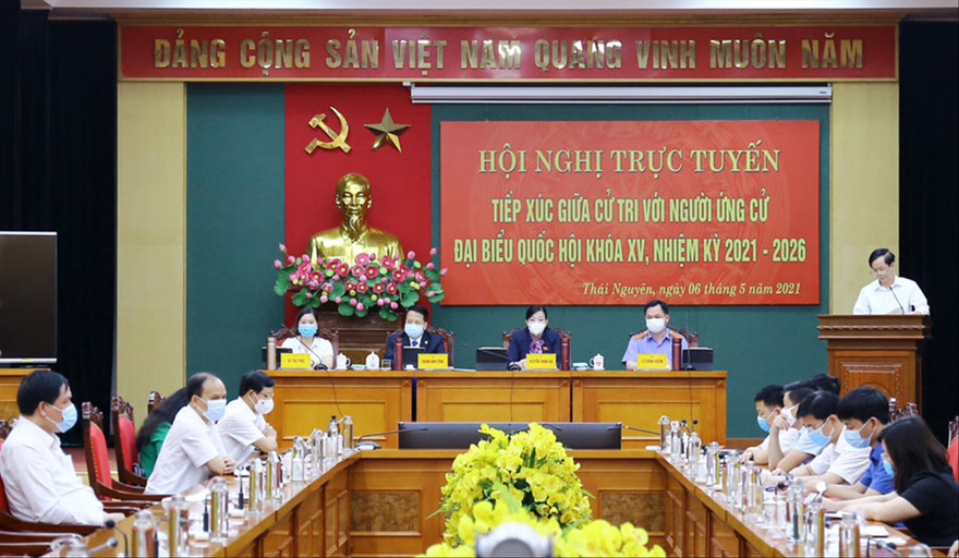 Các ứng cử viên đại biểu Quốc hội khóa XV tại tổ bầu cử số 3 tỉnh Thái Nguyên tiếp xúc với cử tri trực tuyến Ảnh: T.N