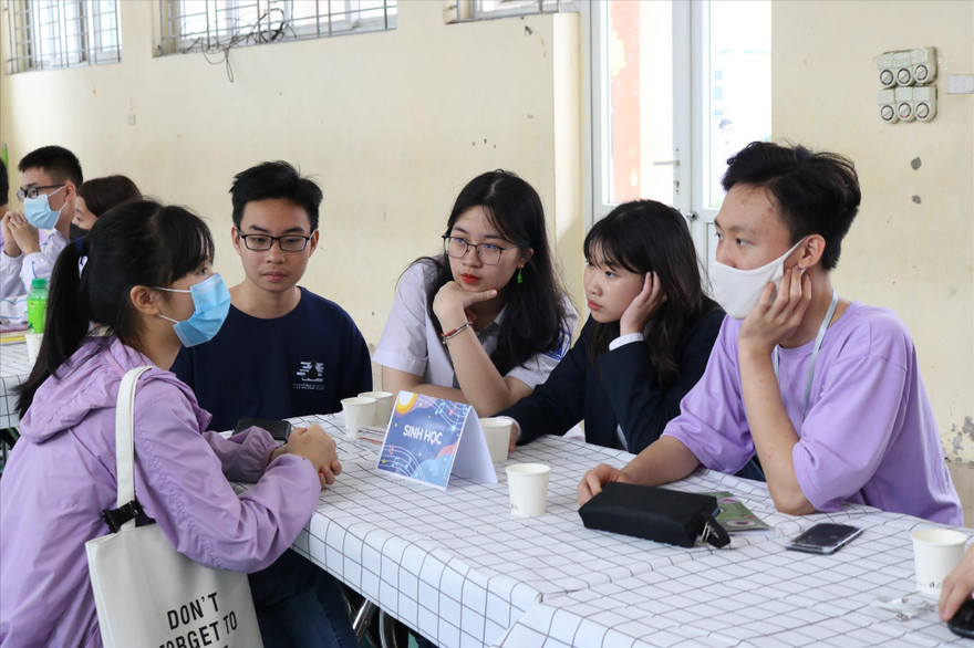 Học sinh tại một buổi tư vấn thi tuyển vào lớp 10 năm học 2021-2022 