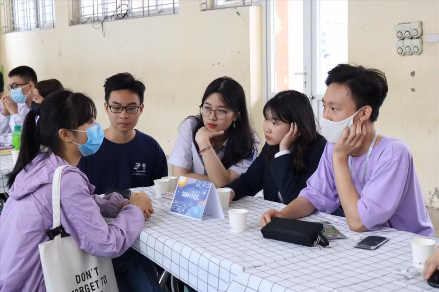Học sinh tại một buổi tư vấn thi tuyển vào lớp 10 năm học 2021-2022 