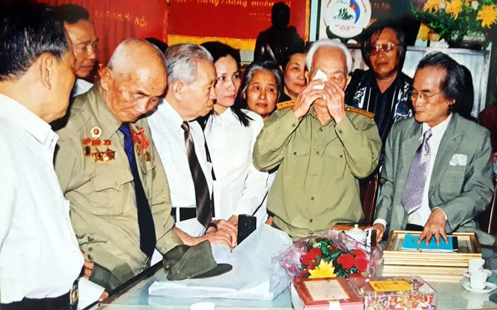 Đại tướng Võ Nguyên Giáp xúc động trong một lần nhà văn Sơn Tùng (bìa phải) và các cựu chiến binh đến thăm 