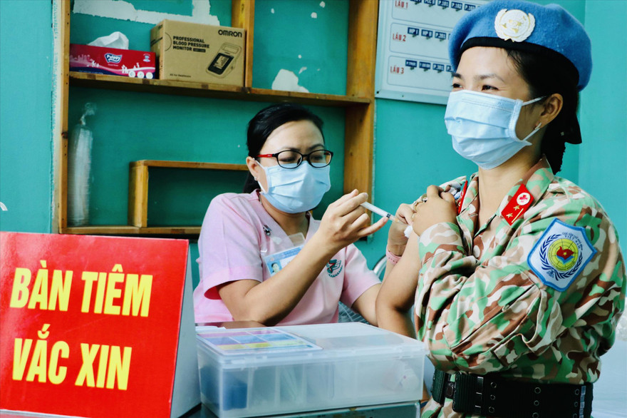 Tiêm vắc-xin phòng COVID-19 cho cán bộ y tế lên đường tham gia lực lượng gìn giữ hoà bình. Ảnh: Ngô Bình 