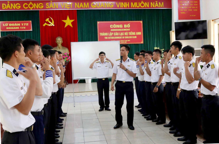 Một buổi sinh hoạt của CLB ngoại ngữ ở Lữ đoàn 172, Vùng 3 Hải quân 