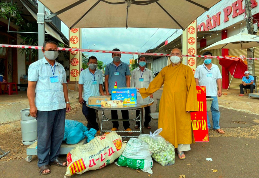 Đại đức Thích Minh Đăng – Trụ trì chùa Hoa Nghiêm tặng quà khu phong tỏa 