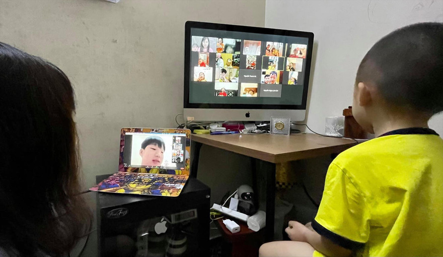 Phải ở nhà quá nhiều ngày, hạn chế tiếp xúc sẽ ảnh hưởng sự phát triển toàn diện của trẻ mầm non. Ảnh: Như Ý 